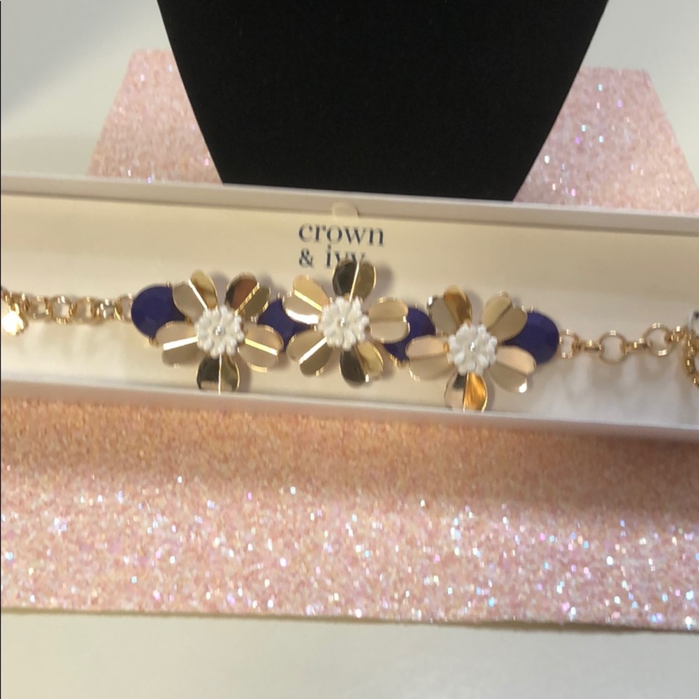 Beautiful bracelet gold flowers by crown and ivy